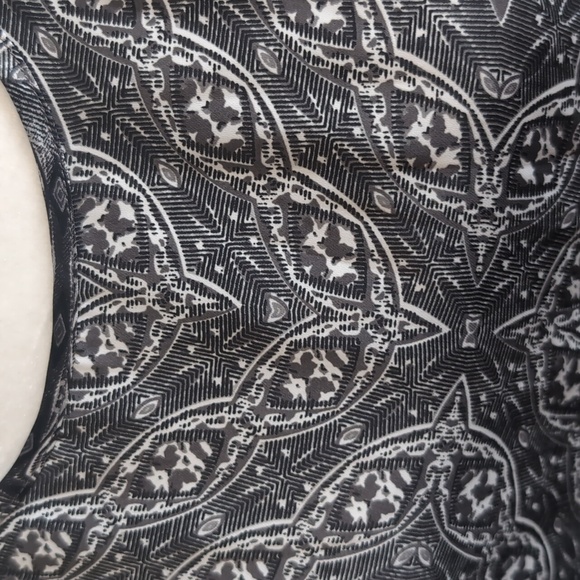 Limited Elegant Cap Sleeve Kaleidoscope Top - Picture 2 of 6